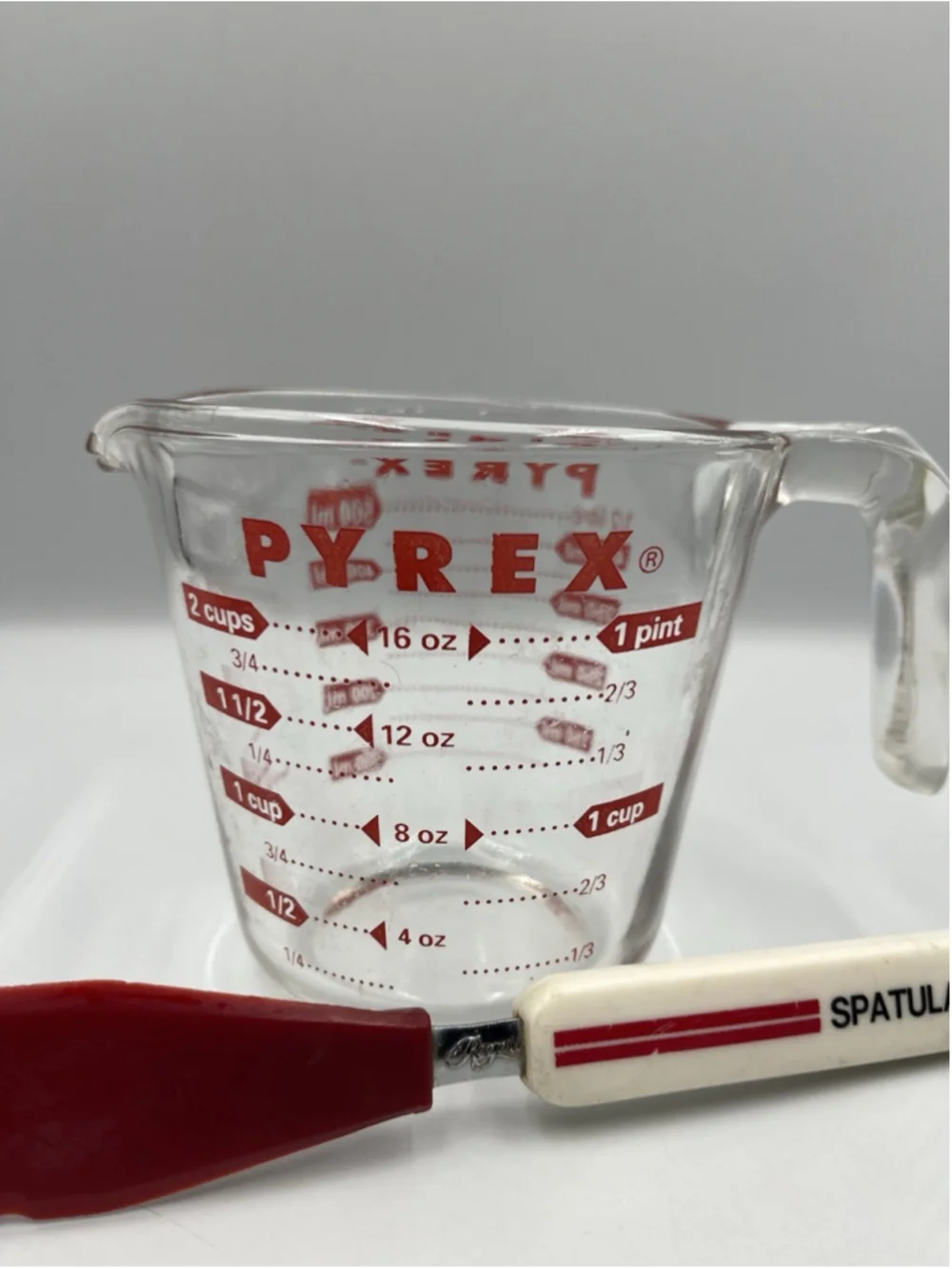 RARE VINTAGE ROGERS Co NYLON LONG ICING SPREADER RED JAPAN W/PYREX MEASURECUP